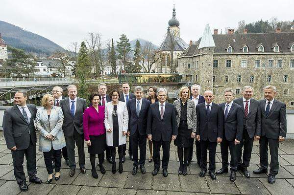 Das "Familienfoto", das die neue Koalition Mittwochvormittag von sich schoss, ließ es erahnen: "Wir wollen miteinander", lautet das Fazit der ersten Regierungsklausur des Kabinetts Faymann II. in Waidhofen an der Ybbs.