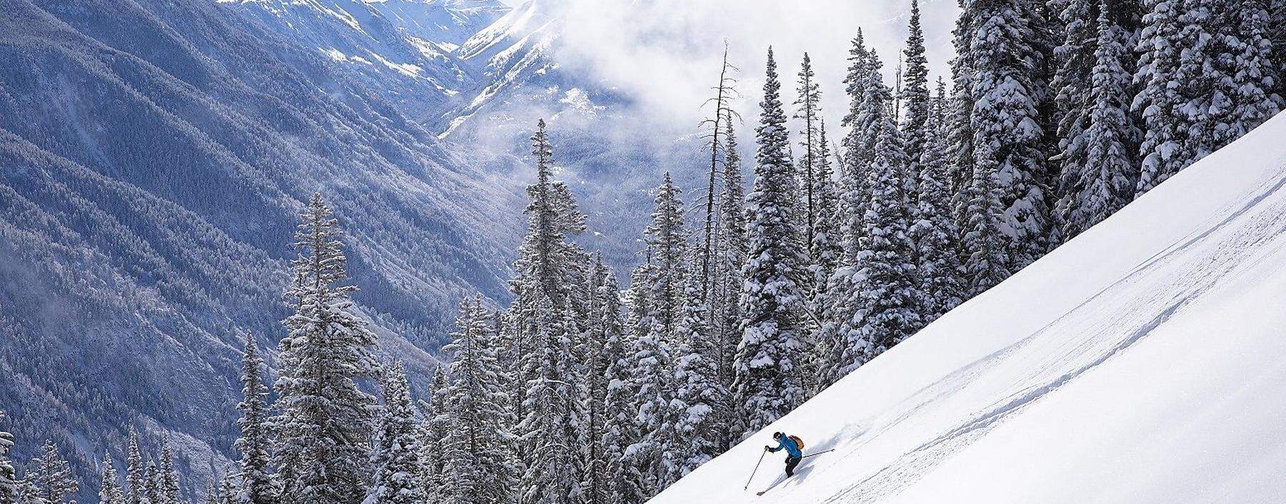 So haben passionierte Skifahrer die Berge eigentlich am liebsten: leer an Gästen und voller Powder. Kann man haben derzeit in Aspen/USA.