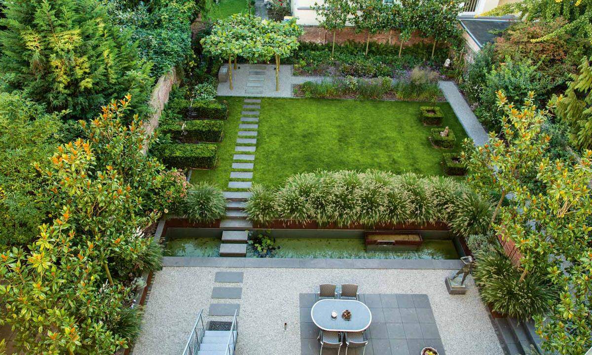 Gartensymmetrie aus Bonn von oben. "Der ruhige Gartenraum bildet die Bühne für die Pflanzen mit ihrer Natürlichkeit", sagt Terramanus-Landschaftsarchitektur, Manuel Sauer zu seiner Arbeit.