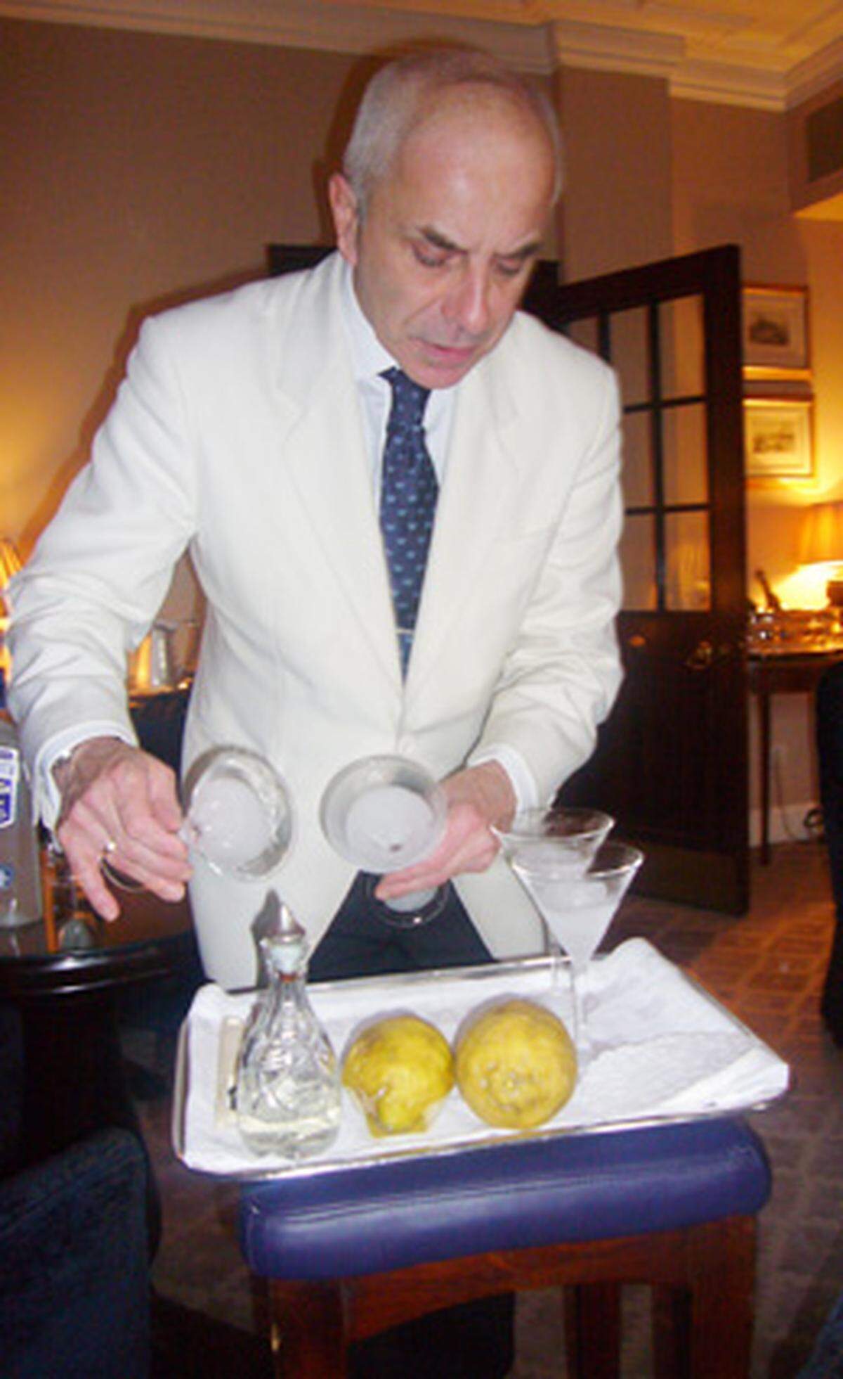 Danach schwenkt er die Cocktailgläser in eleganten Kreisbewegungen, damit sich der Vermouth überall am eisgekühlten Glas absetzen kann
