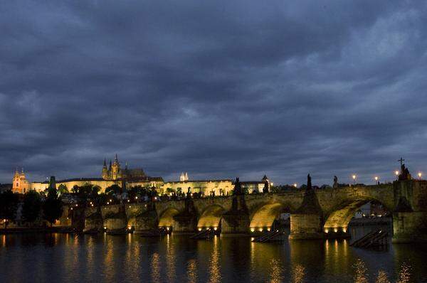 Prag, Tschechien. Die Karlsbrücke führt in der tschechischen Metropole über die Moldau und zählt zu den ältesten Steinbrücken Europas. Sie verbindet über 16 Bögen die Stadtteile Malá Strana und Staré Mesto und ist nur für Fußgänger geöffnet. Bis 1883 war die Karlsbrücke auch für die Pferdebahn und Anfang des 20. Jahrhunderts auch für die Straßenbahn geöffnet. 