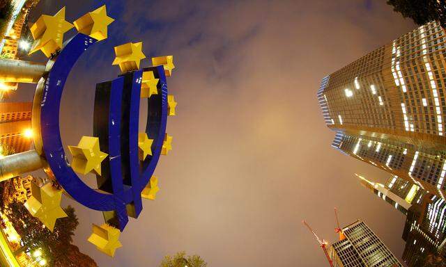 FILE PHOTO: FILE PHOTO: The euro sign landmark is seen at the headquarters of the European Central Bank (ECB) in Frankfurt