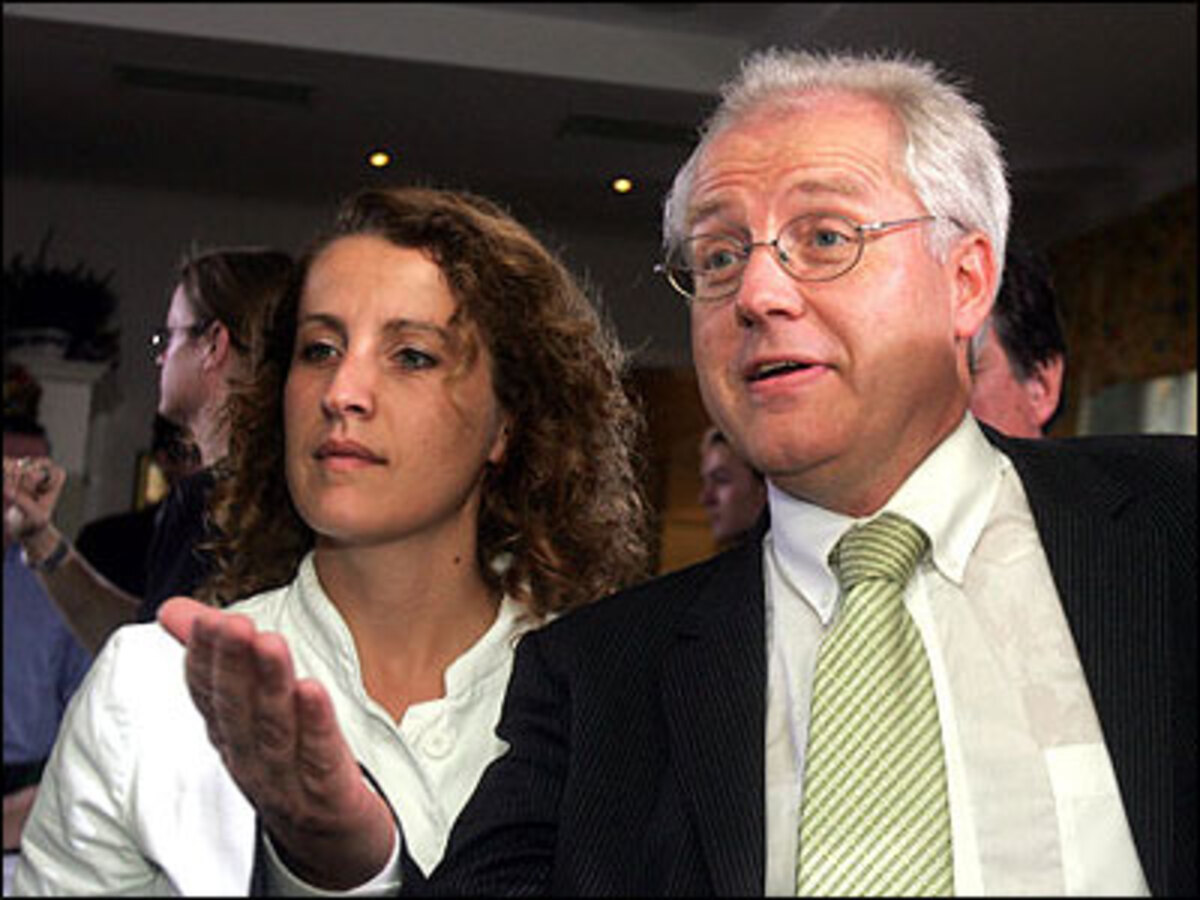 Reaktionen kurz nach der ersten Hochrechnung:Der offenbar bei den Nationalratswahlen gescheiterte EU-Abgeordnete Hans-Peter Martin wird nicht mehr bei Nationalratswahlen in Österreich antreten.