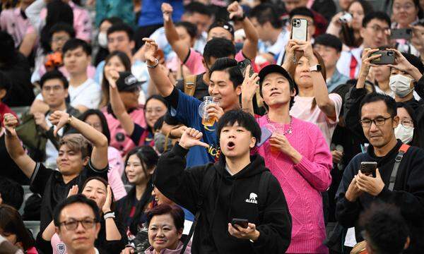 Daumen runter: Fußballfans in Hongkong sind nach einem Gastspiel von Lionel Messi mächtig sauer und verlangen Wiedergutmachung.