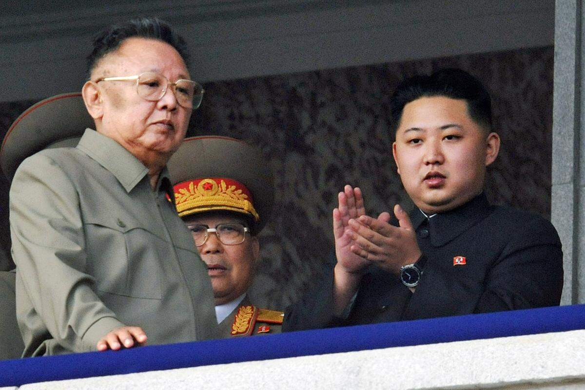 Als Kim Jong-un die Nachfolge seines verstorbenen Vaters Kim Jong-il antrat, fragte sich die Welt: Wer ist dieser Mann? Und nich immer ist wenig bekannt über den Nachwuchs-Diktator. Nicht einmal sein Geburtsjahr ist gesichert, Angaben reichen von 1982 bis 1984.