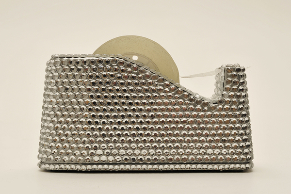 Mit Schmucksteinen beklebter Klebebandabroller, Invotis BV, Niederlande. Hergestellt in China, 2009.