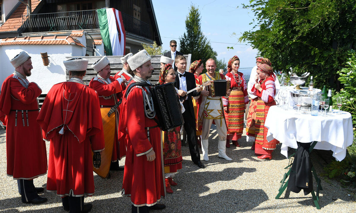 Putin kam halbwegs pünktlich zur Hochzeit von Karin Kneissl und Wolfgang Meilinger, mit Blumenstrauß und einem Don- Kosaken-Chor 