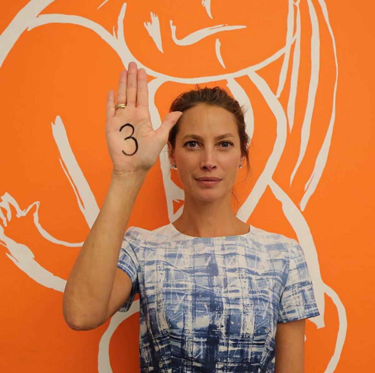 Christy Turlington ist 47 Jahre und läuft Marathons und praktiziert regelmäßig Yoga. Darüber hinaus nimmt sie für Haare, Nägel und Haut Imedeen Time Perfect Kapseln, wie sie im Interview mit www.eluxemagazine.com erklärt.  