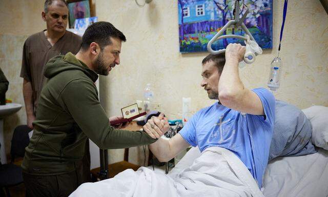 Präident Selenskij besucht einen verletzten Soldaten in einem Krankenhaus in Kiew.