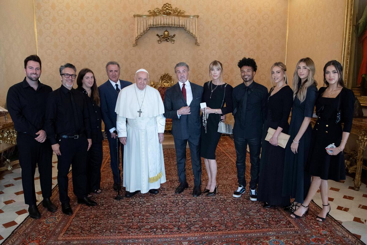 Papst Franziskus mit Stallone, dessen Frau, seinem Bruder und den drei Töchtern. 