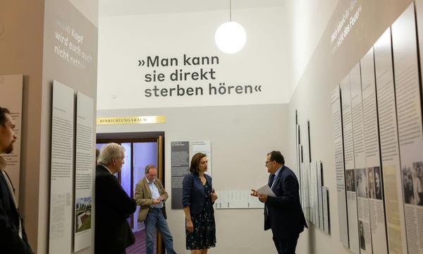 Justizministerin Alma Zadic (Mitte) im Gespräch mit dem Präsidenten des Straflandesgerichts Wien, Friedrich Forsthuber (rechts im Bild). 