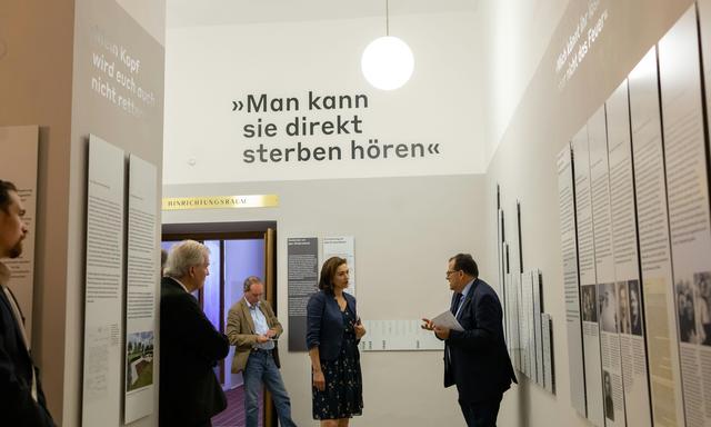 Justizministerin Alma Zadic (Mitte) im Gespräch mit dem Präsidenten des Straflandesgerichts Wien, Friedrich Forsthuber (rechts im Bild). 