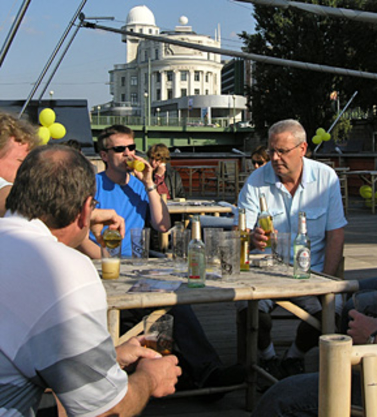 Nicht alle waren aus politischen Gründen hier.An Deck des Badeschiffes war eine Gruppe britischer Touristen zu finden. Die Briten ignorierten die auf den Tischen verteilten Partei-Folder, genoßen das schöne Wetter und tranken Bier.