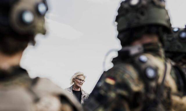 Deutschland, Verteidigungsministerin Christine Lambrecht besucht Jaegerbataillon 292 in Letzlingen Christine Lambrecht (S