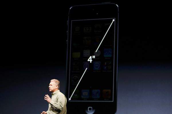 Größer wurde das iPhone 5, um einen größeren Touchscreen zu integrieren. Mit vier Zoll nähert sich Apple der Konkurrenz aus dem Android-Lager an, ohne diese aber zu übertrumpfen. Die Breite blieb gleich, damit Nutzer das Gerät weiterhin gut in der Hand halten können, argumentiert zumindest Apple.