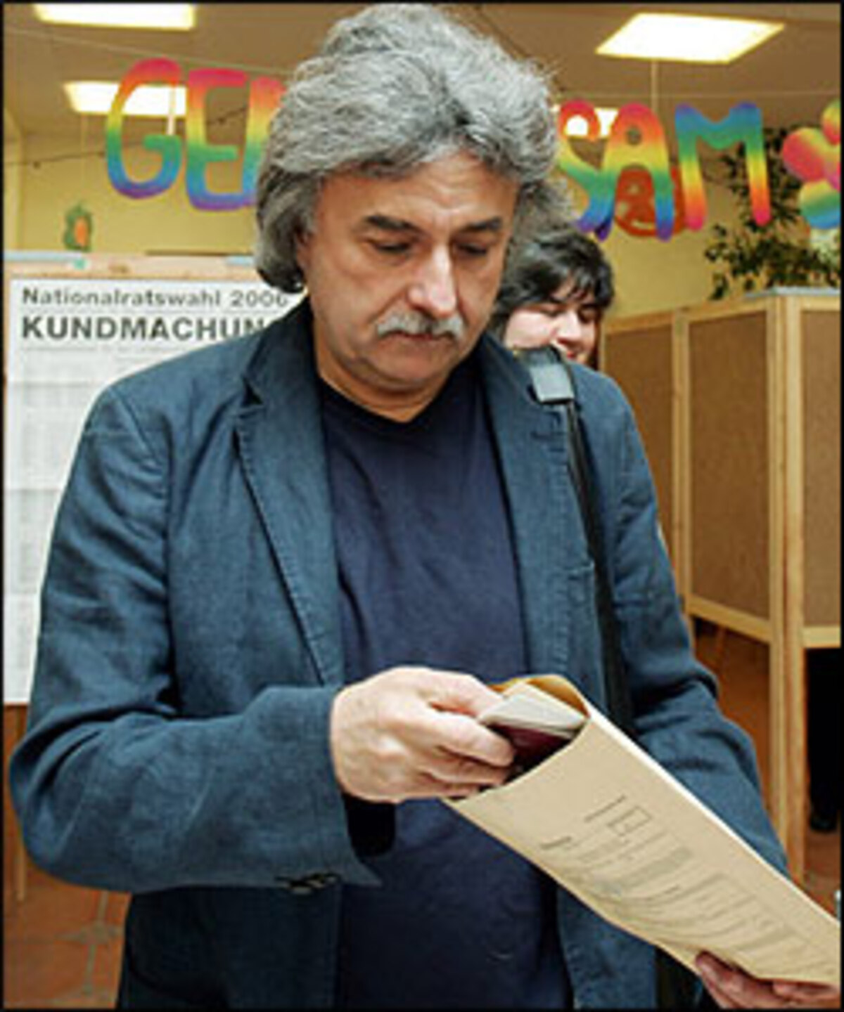 "Persönliche Befriedigung dass Schüssel eingefahren ist."KPÖ-Chef Mirko Messner meint, es sei aber "g'hupft wie g'sprungen" aus welchen Parteien sich die Regierung zusammensetze, die Parteien würden alle lediglich dem "neoliberalem Mainstream" folgen.