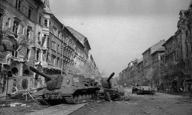 Schlachtfeld Budapest. Die ungarische Hauptstadt als Zentrum des Volksaufstands hatte auch am meisten zu leiden, als die sowjetischen Panzer Anfang November 1956 zurückkehrten und die Rebellion mit schweren Panzern niederrollten.