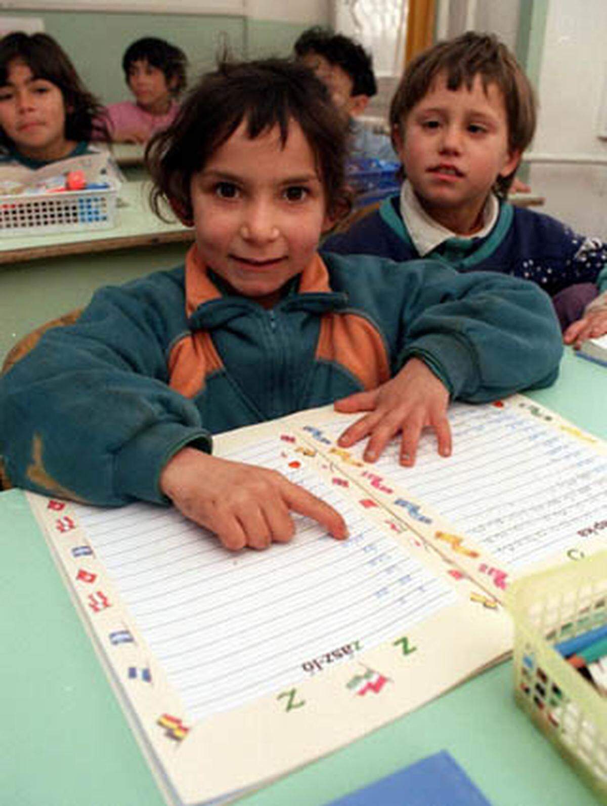 In den vergangenen Jahren hat sich die Lage der ethnischen Minderheit in der EU verschlechtert. Vor allem die Schul- und Weiterbildung müsste dringend mehr gefördert werden. Der Anteil von Schulabbrechern ist bei Roma Kindern besonders groß, oftmals ist dies auf soziale Ausgrenzung zurückzuführen.