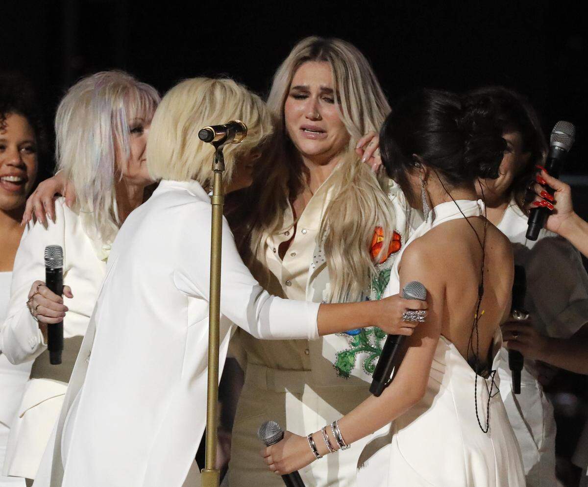 Der #MeToo-Moment des Abends dürfte jedenfalls der Auftritt von Kesha gewesen sein. Sie sang mit einem Allstar-Backgroundchor (Cyndi Lauper, Camila Cabello, Julia Michaels, Andra Day) ihren Hit „Praying“. Eine emotionale Ballade, mit der sie, so heißt es, eine Gewalterfahrung verarbeitete.