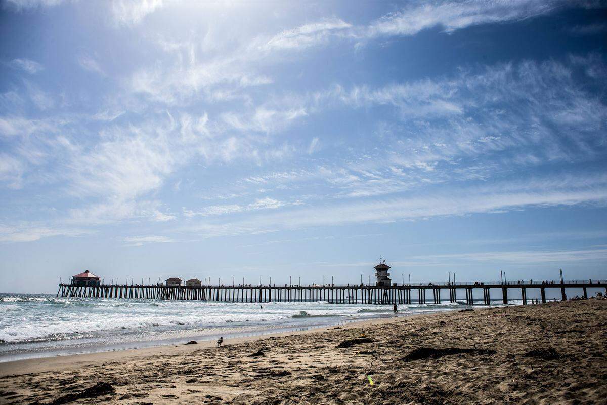 Langer Strand, Pier und endlose Weite. So stellt man sich die Atmosphäre auf dem Huntington Beach in Kalifornien vor.
