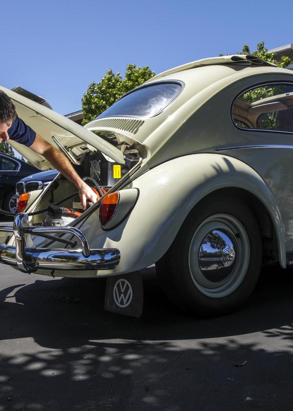 Strom tanken statt Benzin: Ein US-Bastler hat seinen 1962er-VW-Käfer auf Elektroantrieb umgerüstet. 