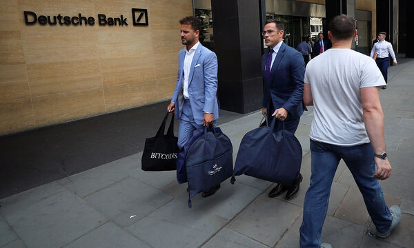 Mitarbeiter mit Anzugssäcken. 