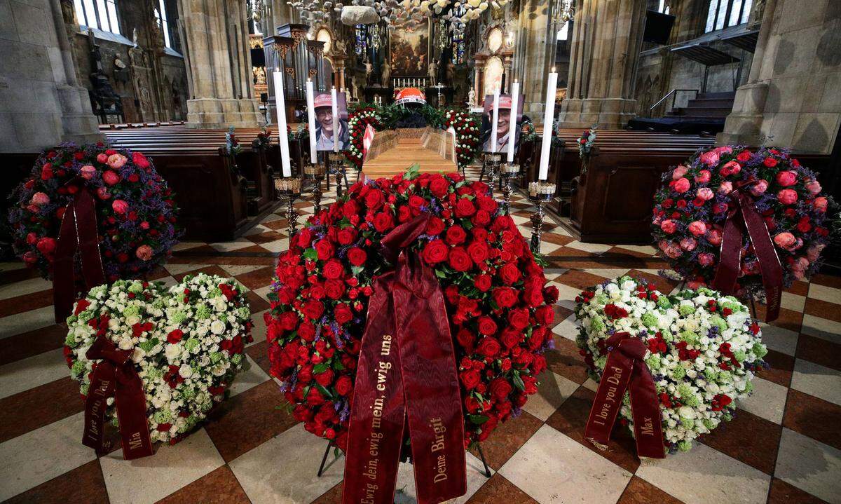 Anschließend wurde der schlichte Sarg in den Dom getragen, wo er in der sogenannten Vierung abgesetzt wurde. Fotos von Lauda und zahlreiche Blumenkränze wurden ebenfalls aufgestellt. Zunächst findet die öffentliche Aufbahrung und anschließend das Requiem statt.
