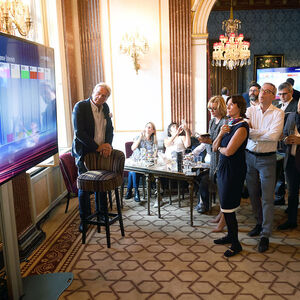 Als die ersten Hochrechnungen am Bildschirm gezeigt wurden, war es plötzlich ganz still auf der Wahlparty. 