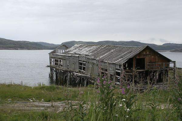 Ein verfallenes Bootshaus.