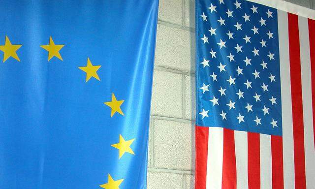 Fahnen von Europa und USA