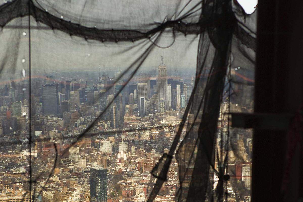 Die Aussichtsplattform liegt etwa 380 Meter über dem Boden. Hier ein Vorgeschmack: Der Blick auf New York durch die Baunetze des 93. Stockwerks des One World Trade Centers.