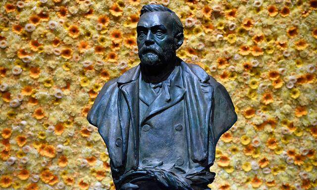 Eine Büste von Alfred Nobel, dem Chemiker und Erfinder, der den ersten Nobelpreis gestiftet hat.