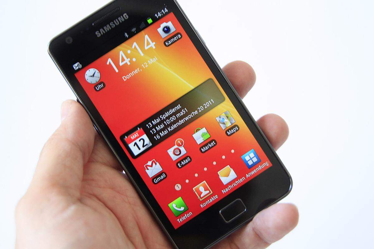Das Galaxy S2 ist derzeit wohl die erste Wahl für Smartphone-Enthusiasten. Im Alltag zeigte sich das Galaxy S2 als flotter Begleiter, der aber selbst für große Hände schon etwas breit ist. Samsungs Bedürfnis, teilweise zwanghaft einen eigenen Weg bei der Software gehen zu wollen, kann nur als zweischneidiges Schwert bezeichnet werden.Zum vollständigen Testbericht >>>