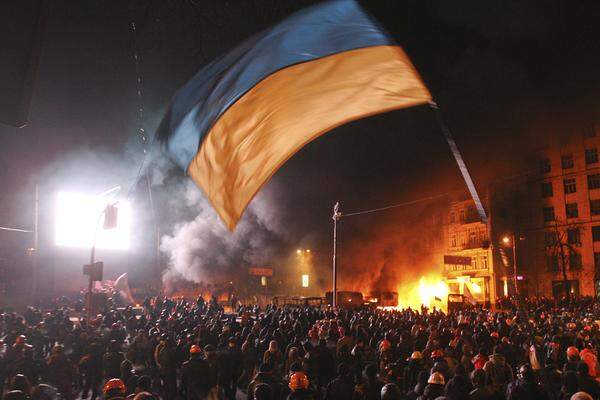 Zahlreiche Demonstranten hatten sich auf einer Massenkundgebung auf dem zentralen Unabhängigkeitsplatz Maidan in Kiew ihren Unmut darüber gezeigt, dass die Opposition nach zwei Protestmonaten keine Fortschritte erzielt habe. Bis zu 200.000 Menschen hatten demonstriert.