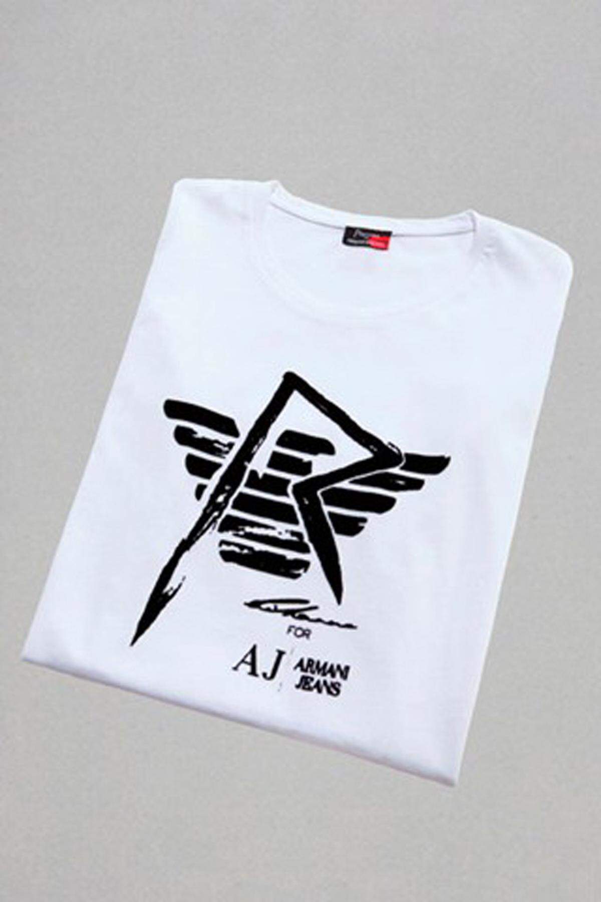 Auf dem klassischen T-Shirt sind die Logos von Rihanna und Armani miteinander kombiniert.