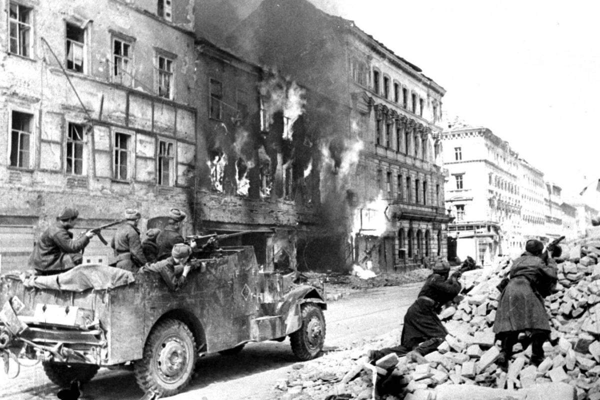 Die Wehrmacht baut an den Straßen Barrikaden auf, von denen die Bevölkerung viele wieder niederreißt. Zahlreiche Soldaten desertieren und werden von der Bevölkerung mit Zivilkleidung versorgt. Bis zum 10. April ziehen sich Wehrmacht und SS über den Donaukanal zurück und sprengen die Brücken hinter sich.