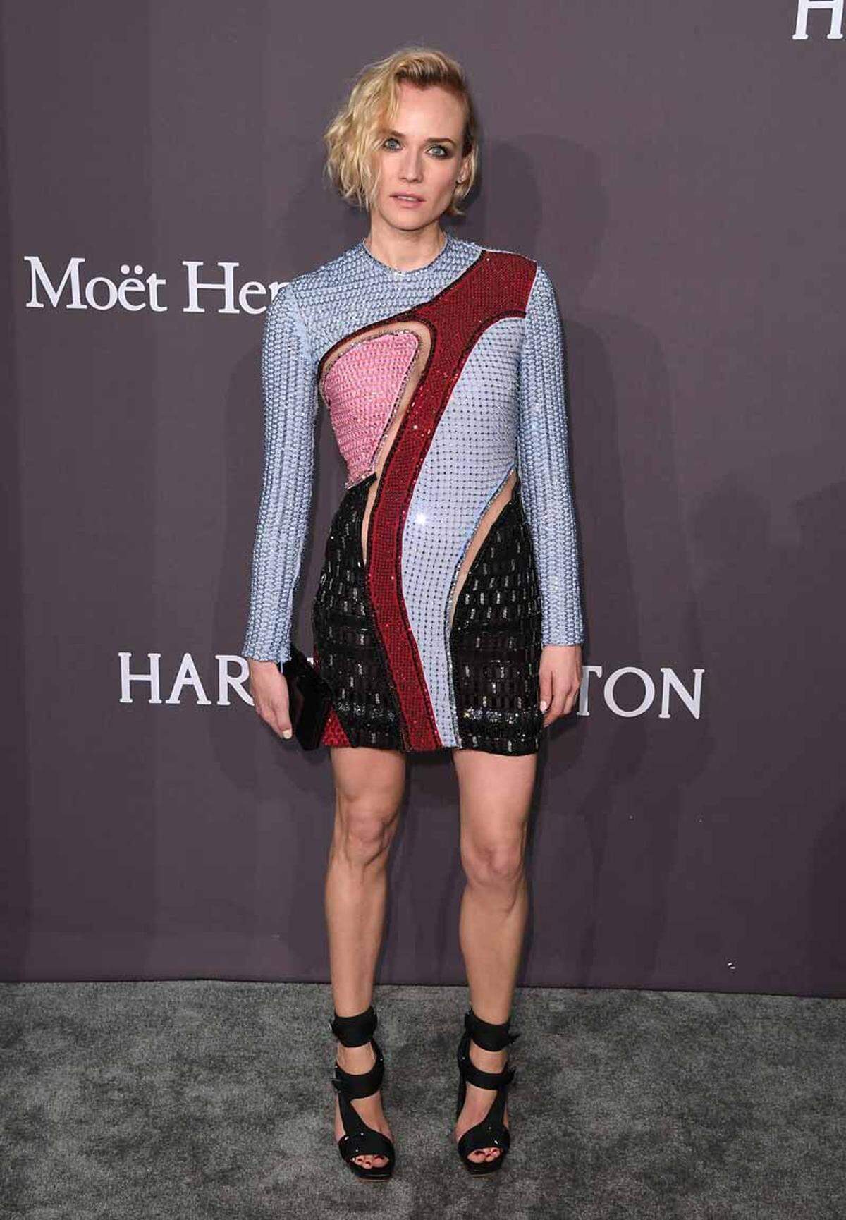 Zum Auftakt der New York Fashion Week machten sich bereits zum 19. Mal namhafte Promis für den guten Zweck schön. Diane Kruger erschien in einem Kleid von Versace.