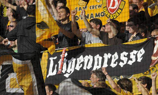 Fans des Fußballklubs Dynamo Dresden im Oktober 2011 mit einem Transparent gegen die verhasste „Systempresse“.