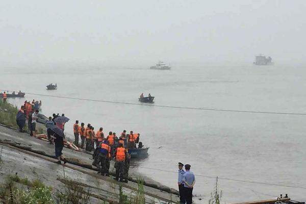 Bei stürmischem Wetter ist ein Passagierschiff mit mehr als 450 Menschen an Bord auf dem Jangtse-Strom in Zentralchina gesunken.
