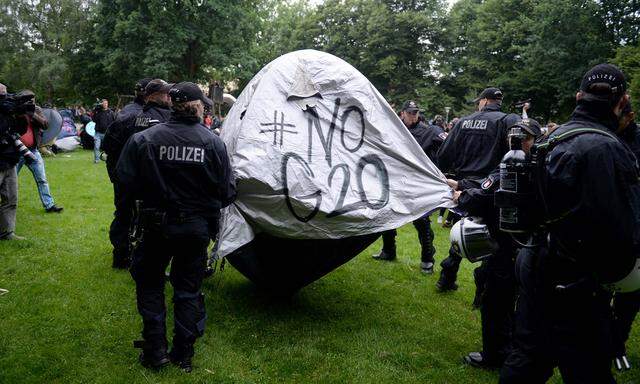 Katz-und-Maus- Spiel zwischen Demonstranten und Polizei in Hamburg.