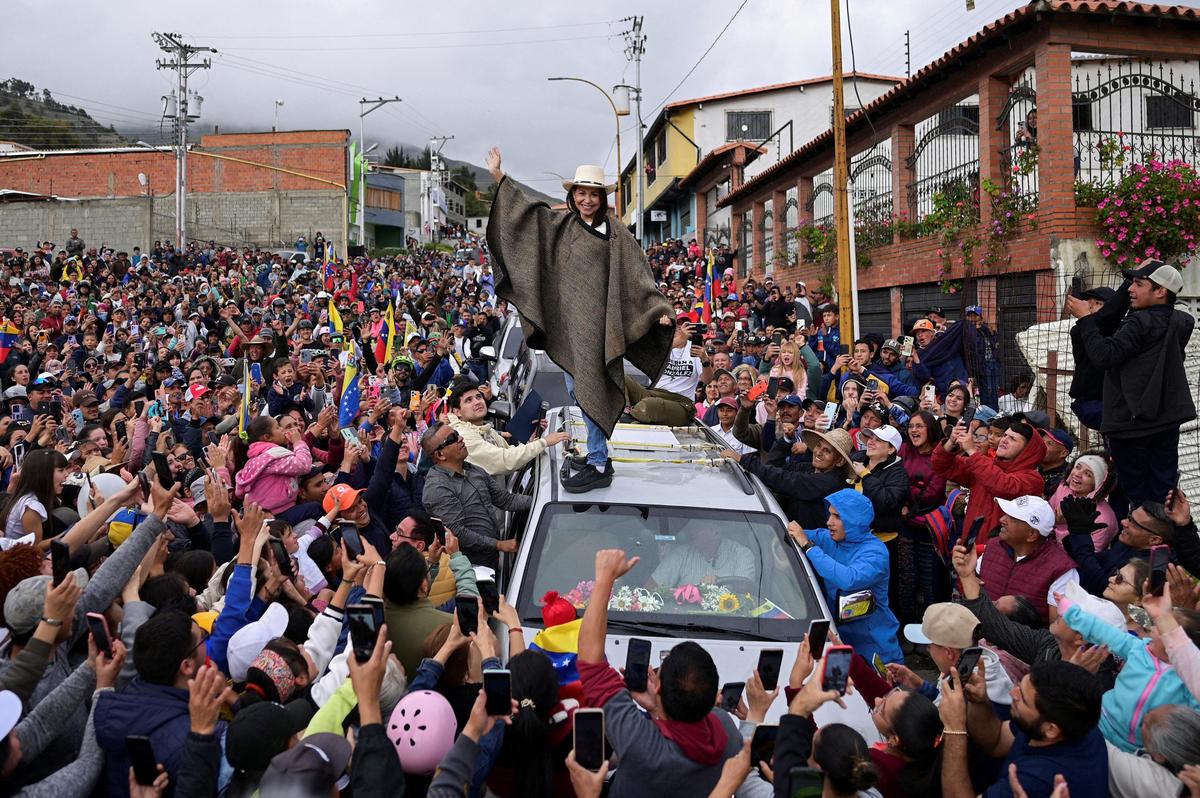 25. Juli. Die venezolanische Oppositionsführerin Maria Corina Machado inmitten ihrer Anhänger.
