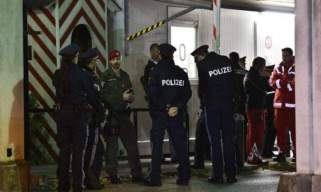 Tatortarbeit unmittelbar nach dem tödlichen Schuss in einem Wachcontainer des Bundesheeres in Wien-Leopoldstadt.