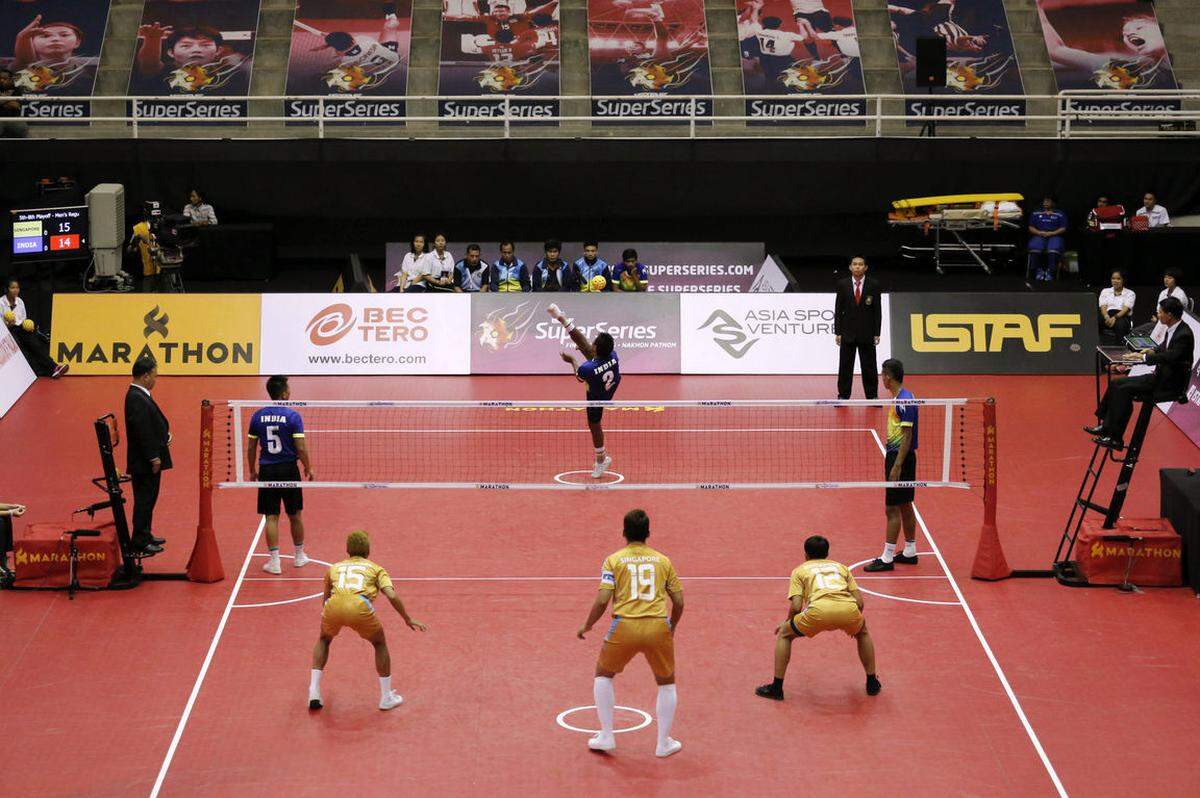 Im Wettkampf stehen sich zwei Teams zu je drei Spielern (Tekong, Feeder, Striker) auf einem Badmintoncourt gegenüber.