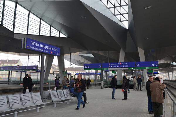 Mit den Besuchern kommt schon Bahnhofsflair auf.