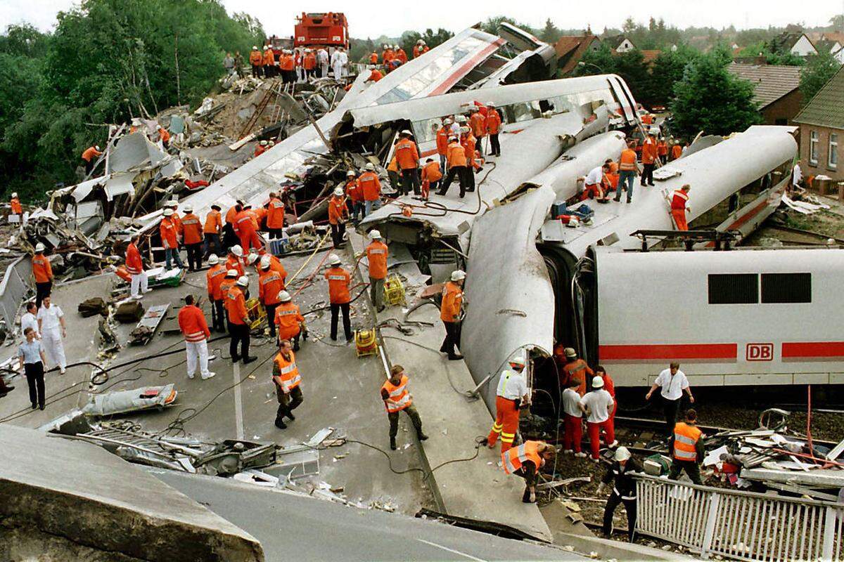 3. Juni 1998 - Beim schwersten Zugsunglück der europäischen Nachkriegsgeschichte in der niedersächsischen Gemeinde Eschede kommen 101 Menschen ums Leben. Ein ICE auf dem Weg von München nach Hamburg entgleist.
