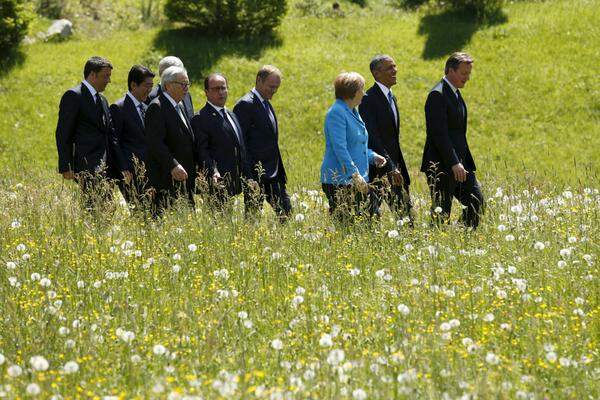 Die Kulisse: Traumhaft - so wie das Wetter dieser Tage. Angela Merkel kann ihren Gästen stolz die idyllische Berglandschaft Oberbayerns zeigen.