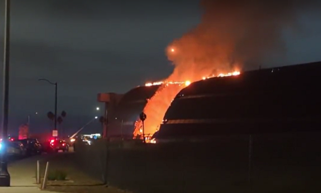 Die Feuerwehr in Orange County, Kalifornien, ist seit den Morgenstunden im Einsatz. Auch mehrere Hubschrauber wurden zum Löschen eingesetzt.
