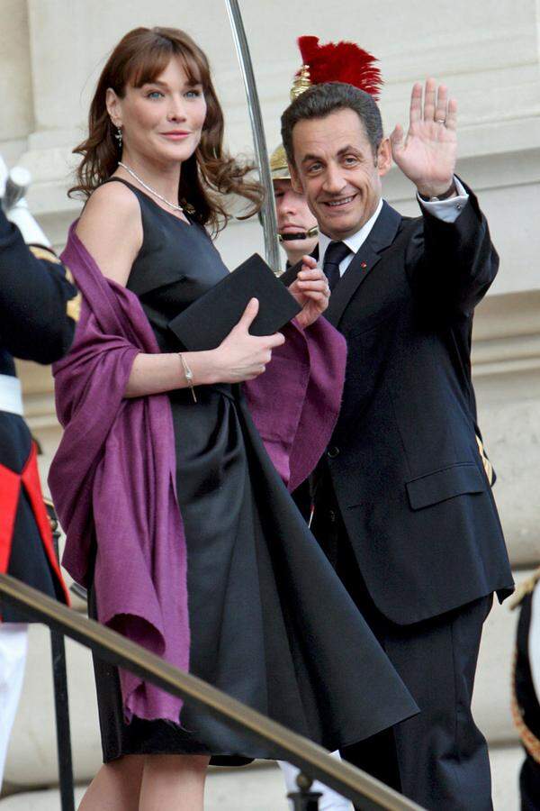 Dann dominierte Sarkozys Privatleben die Berichterstattung über ihn: Er ließ sich von seiner zweiten Frau Cecilia scheiden, flirtete aber schon wenige Wochen später mit dem italienischen Ex-Model Carla Bruni. Das Paar heiratete Anfang 2008. Selbst Mitglieder der konservativen Regierungsmehrheit waren pikiert und fürchteten, die Sängerin werde als neue First Lady die Wähler verschrecken.