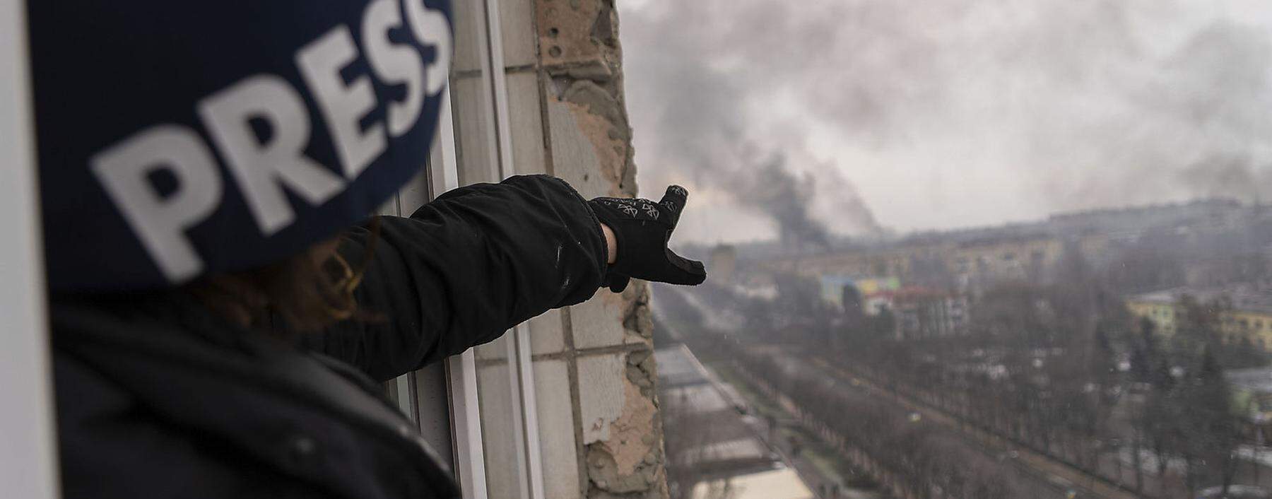 Fotojournalist Evgeniy Maloletka hat seinen Kollegen Mystyslav Chernov fotografiert: Blick auf das zerstörte Mariupol