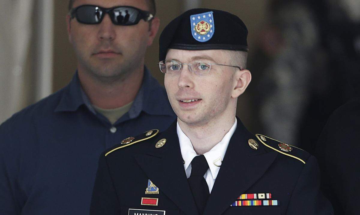 Zwei Identitäten, aber nur eine Lebens- und Leidensgeschichte: Bradley Manning bewarb sich 2007 bei der US-Armee, als Computerfreak, schlichter Patriot und als Mann. Heute heißt sie Chelsea Manning, ist weltberühmt, hat sieben Jahre Gefängnis hinter sich – und ist ein Stachel im Fleische des amerikanischen Nationalstolzes. Dazwischen liegt, wie bei Snowden, eine einsame Gewissensentscheidung. Im Irak erlebte der Soldat den Wahnsinn des Kriegsalltags mit,  auch die Fehler und Überschreitungen, deren sich die US-Besatzer schuldig machten, ohne dass die Öffentlichkeit davon erfuhr. Also spielte Manning der Enthüllungsplattform WikiLeaks, vermutlich anonym, 700.000 geheime Militärdokumente zu: Videos über Angriffe auf Zivilisten, Belege für Hunderte Fälle von Folter. In ihren Enthüllungen sah Manning eine „Chance für unsere Gesellschaft“,  „Rechenschaft über diese Form von Gegen-Terrorismus" abzulegen. Etwas später folgten Botschaftsdepeschen, mit einer Reihe entlarvender diplomatischer Peinlichkeiten, fast wie ein ironisches Satyrspiel. Im Mai 2010 klickten die Handschellen.  